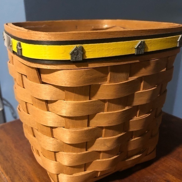 Longaberger basket in perfect condition thank you tag on the edge from 2006 - Picture 2 of 6